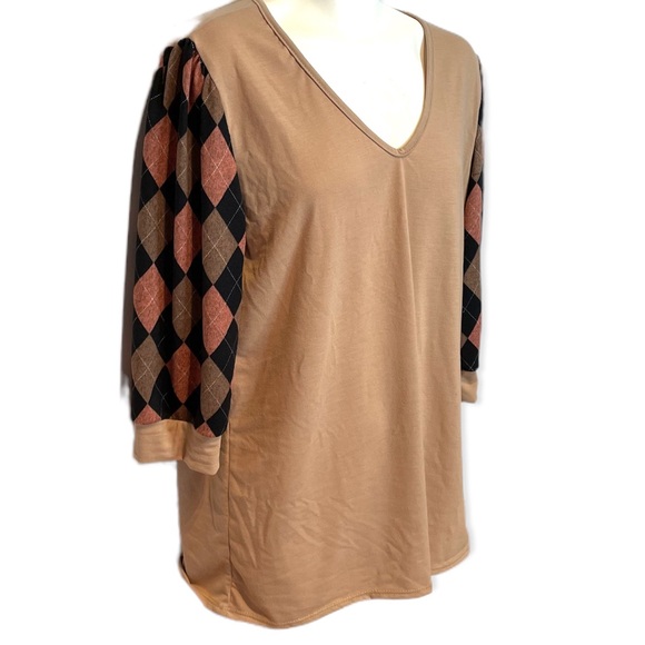 Checkered Sleeve V-Neck Top - Picture 6 of 11